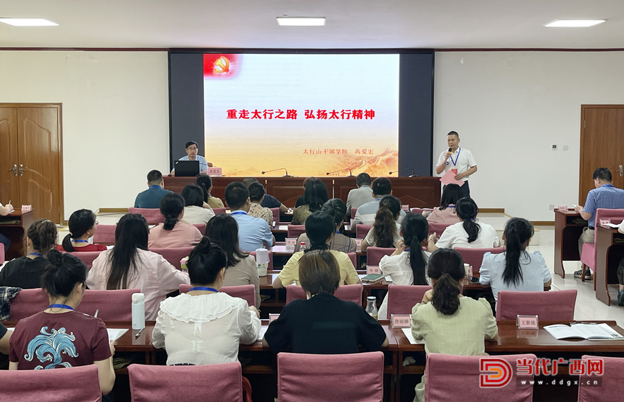 認(rèn)真聽課。記者張友豪攝_副本